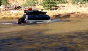Il tente la traversée d'une rivière à fort courant et sa voiture se fait emporter !
