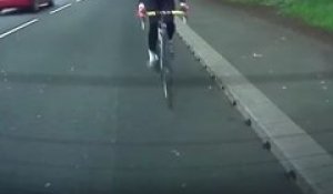 Un cycliste étourdi percute une voiture à l’arrêt