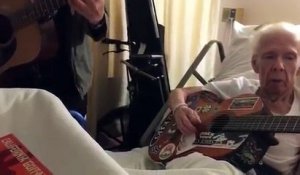 Il rend visite à son professeur à l’hôpital avec deux guitares. La réaction du prof est surprenante !