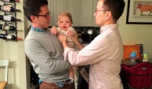 Un bébé confus en voyant pour la première fois le jumeau de son père