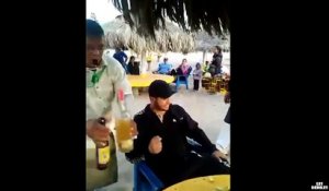 Ce serveur mexicain saoule ses clients en 1 minute avec une technique imparable