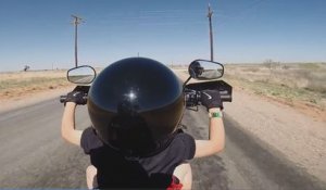 Un père fait conduire sa moto à  son fils