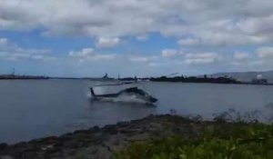 Le crash impressionnant d'un hélicoptère près du site de Pearl Harbor