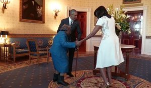 Une dame de 106 ans danse de joie en rencontrant les Obama