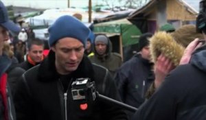 Jude Law dans la "jungle" de Calais pour soutenir les migrants