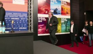 Depardieu critique le festival de Cannes et Hollande