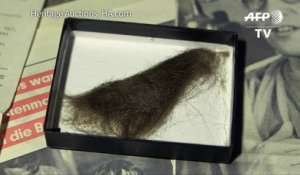 Une mèche de cheveux de John Lennon vendue 35,000 dollars