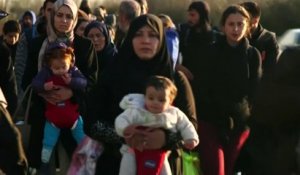 Des centaines de réfugiés marchent vers l'Albanie