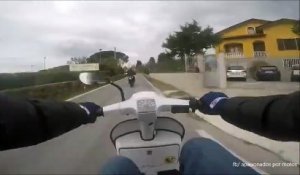 Humiliation d'un motard par un mec en scooter !