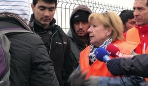 Calais: des migrants partent en bus vers des centres d’accueil