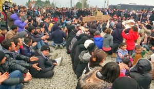Des milliers de migrants bloqués à la frontière macédonienne