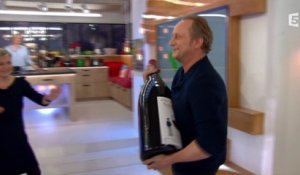 Benoît Poelvoorde offre une énorme bouteille de vin dans C à vous ! - ZAPPING TÉLÉ DU 01/03/2016