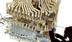 Une machine musicale en bois avec des billes