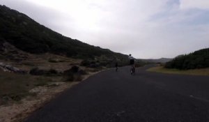 En Afrique du Sud, une autruche se lance à la poursuite de deux cyclistes !