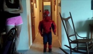 Un gamin déguisé en Spiderman éternue dans son costume. Toile d'araignée et morve au nez