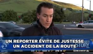 Un reporter évite de justesse une voiture qui foncait sur lui