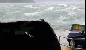 Des vagues géantes submergent le pont de ce ferry et noient les voitures garées dessus