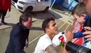 Thiago Silva offre son maillot à un jeune pour son anniversaire