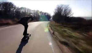 Il descend en skateboard a toute allure et percute une voiture de plein fouet !