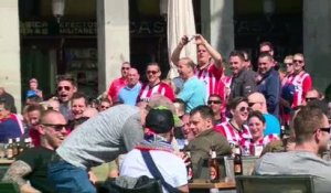 Attitude déplorable des supporters du PSV Eindhoven avec des mendiantes