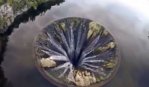 Incroyable vol d'un drone au dessus d'un trou géant