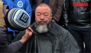 Grèce: l'artiste chinois Ai Weiwei tondu par un réfugié