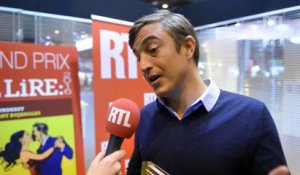 Olivier Bourdeaut reçoit le trophée du Grand Prix RTL-Lire au Salon Livre Paris, le 16 mars 2016