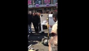 Un homme détruit violemment sa voiture au milieu du boulevard Barbès, à Paris