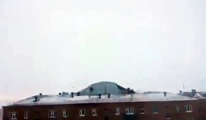 Le vent arrache le toit d'un immeuble