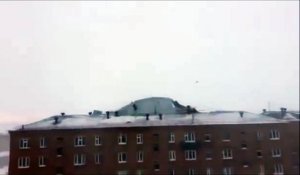 Un toît d'immeuble arraché par le vent en Russie !