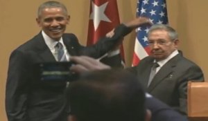 Obama met la main sur l'épaule à Castro mais cela ne passe pas !