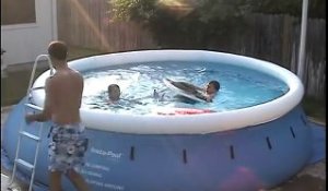Ce papa crée une piscine à vague pour ses enfants - Wave Pool