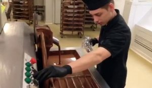 Chocolaterie de Beussent-Lachelle, réalisation d'un moulage de Pâques en chocolat