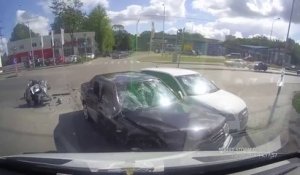 Un motard chanceux dans son malheur se retrouve assis entre 2 voitures après un gros crash