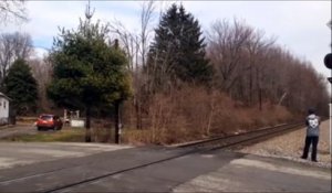 Un automobiliste tente de passer avant le train. Raté!