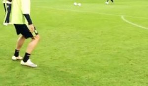 Lob et reprise acrobatique: Zlatan régale à l'entraînement