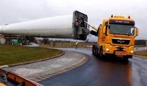 Le transport d'une pale d'éolienne de 73,5 mètres de long à un rond-point