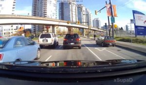 Un idiot veut griller tout le monde et se fait chopper par les flics au canada - Road Rage Instant Karma in Vancouver