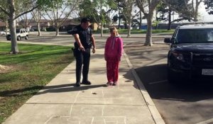 Un policier joue à la marelle avec une fillette dans la rue. Magique