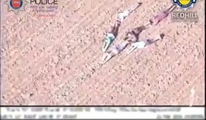 Des enfants aident un hélicoptère de police en formant une flèche au sol