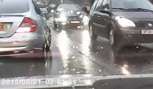 La réaction d'un automobiliste coincé derrière un bus en panne