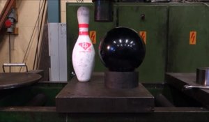 Passer une boule de bowling sous une presse hydraulique