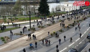 Le 31 mars à Nantes, des poubelles brûlent pendant la manif