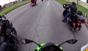 Un imbécile tente de forcer le passage face à un groupe de motards escorté par la police