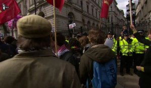 "Cameron must go", les Britanniques demandent des comptes devant le 10 Downing street