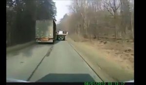 Un camion tente de doubler un tracteur et c'est le drame