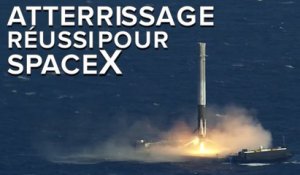 Le Falcon 9 de SpaceX se pose sur une barge en mer