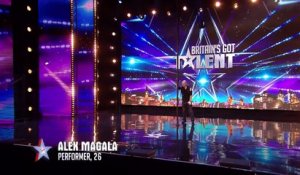 Il s'enfonce une épée dans la gorge et enchaine les cascades - Britains got talent