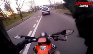 Un motard se fait couper la route par des policiers, mais il ne va pas se laisser faire si facilement…