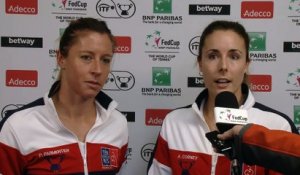 Fed Cup - Cornet avance prudemment